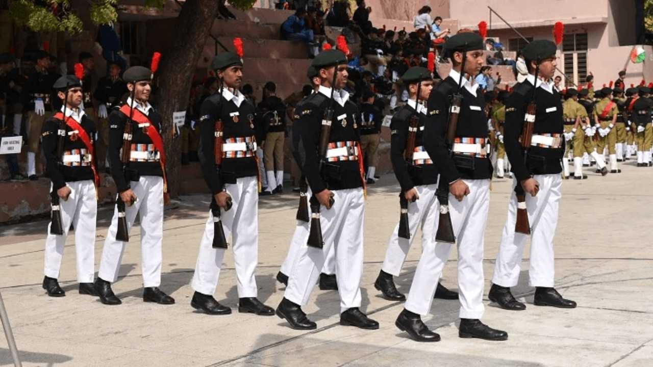 NCC कैडेट बन्दूक के साथ परेड में खड़े हुए